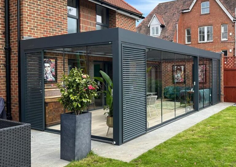 vue pod glass room with shading